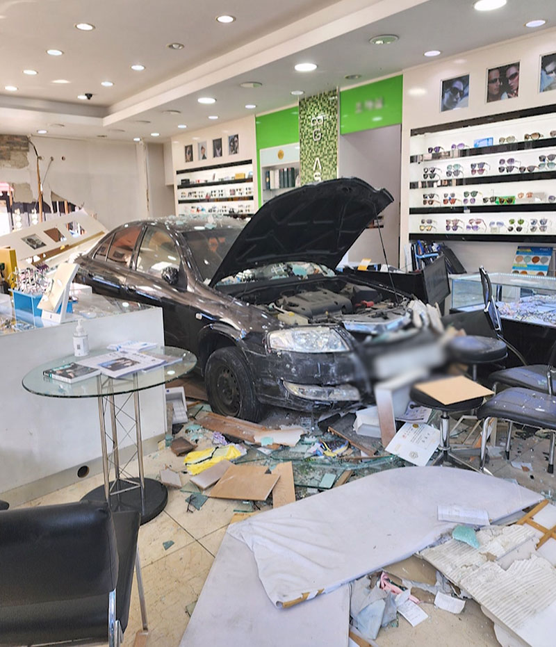 인천 논현동 안경점으로 80대 운전자 차량 돌진