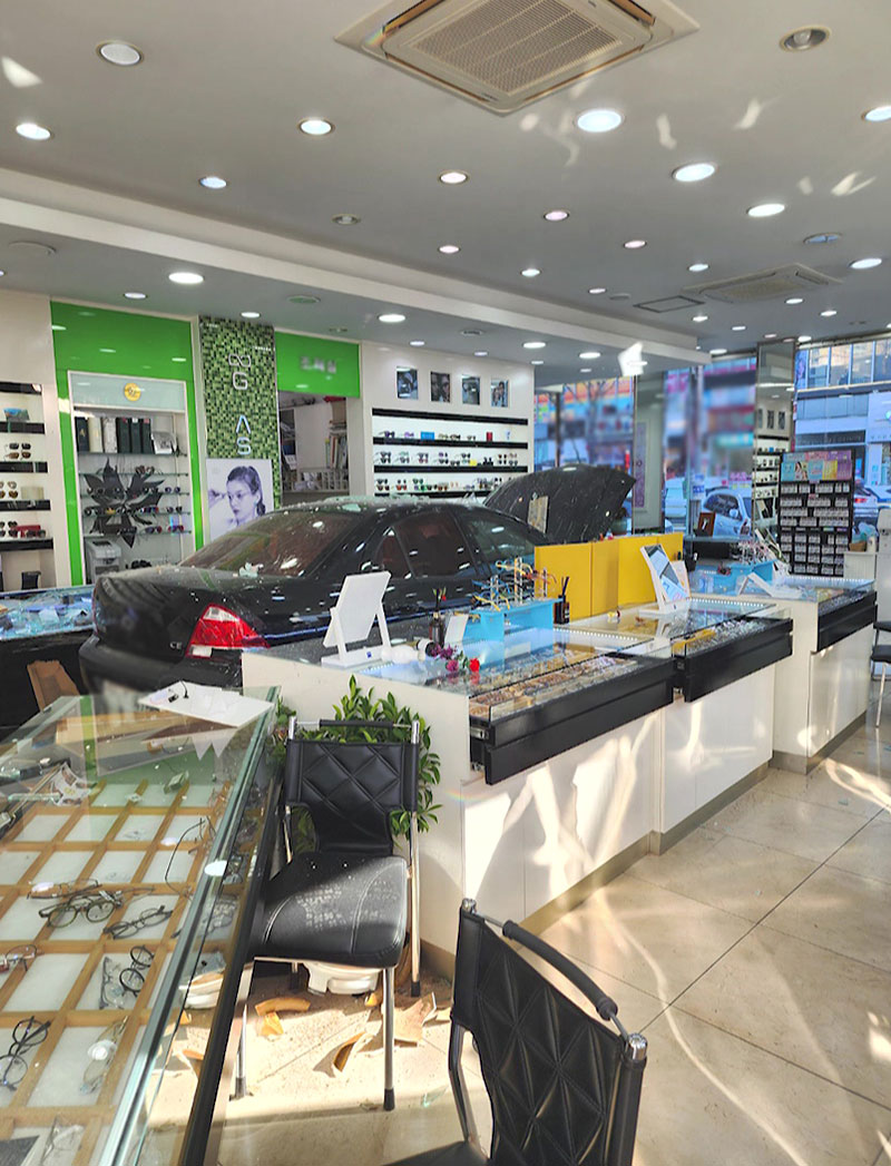 인천 논현동 안경점으로 80대 운전자 차량 돌진