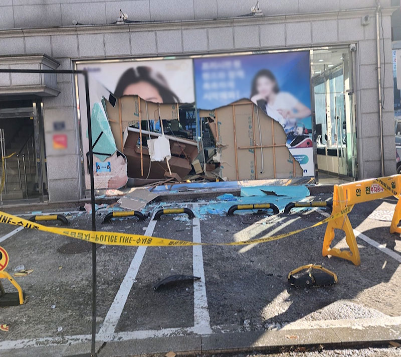 인천 논현동 안경점으로 80대 운전자 차량 돌진