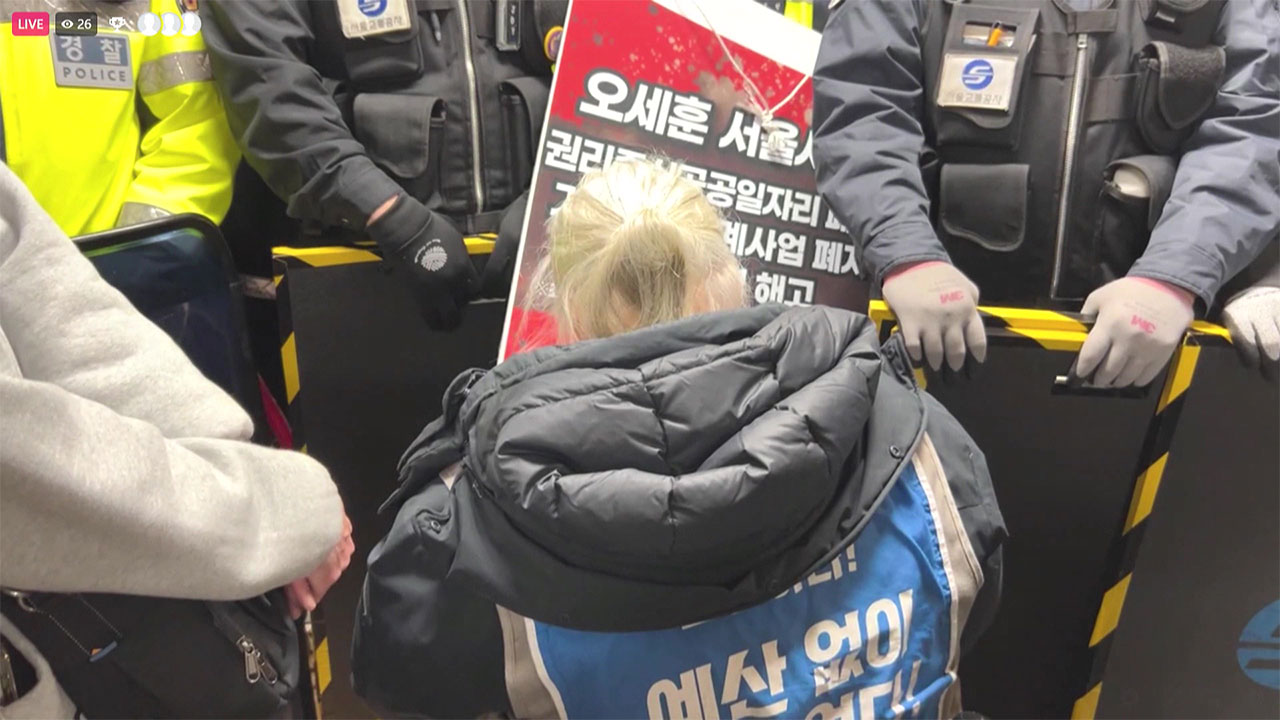 전장연 출근길 지하철 시위 중 활동가 2명 체포‥사흘 째 연행 계속