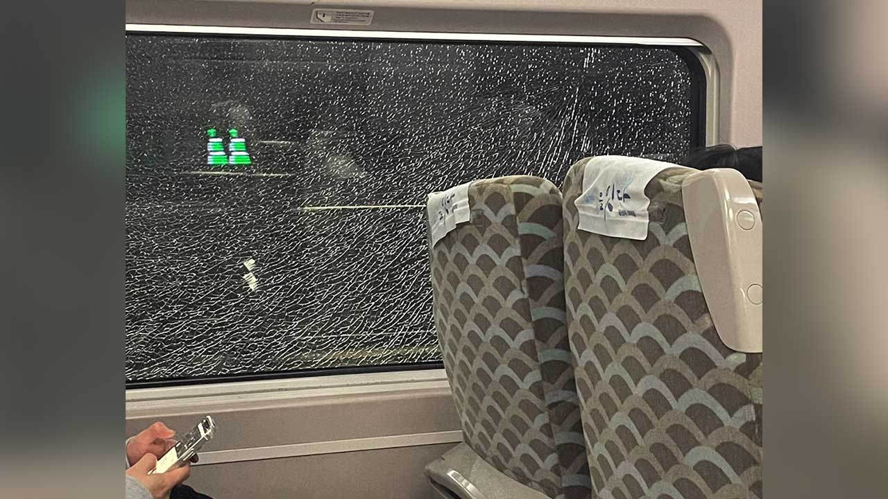 달리던 KTX 열차 유리창 한파에 파손‥다친 사람 없어