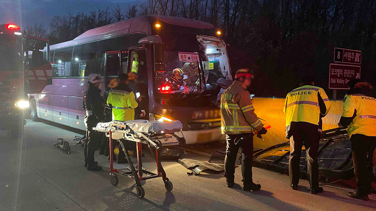원주서 고속버스 운전석에 텐트 날아와‥버스기사 등 11명 부상