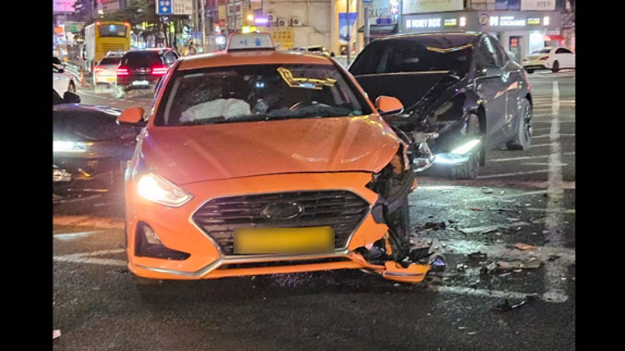 서울 중구 한국은행 사거리서 차량 3대 추돌‥2명 경상