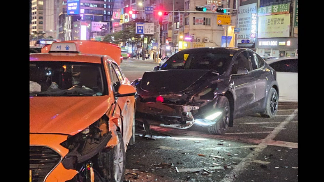 서울 중구 한국은행 사거리서 차량 3대 추돌‥2명 경상
