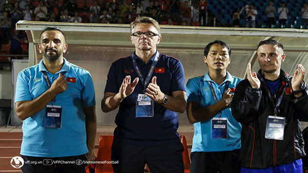 '박항서 후임' 베트남 축구 감독에 트루시에 전 일본 감독 내정