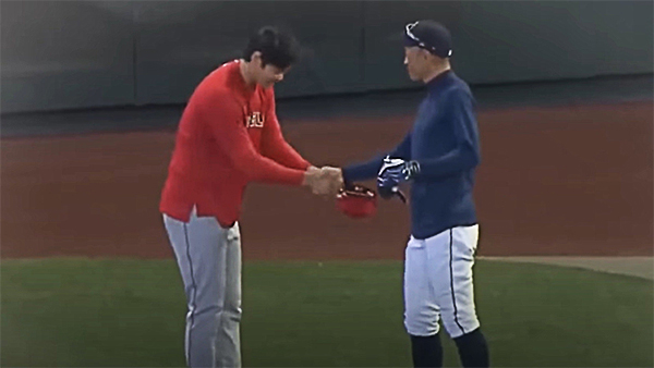 [엠빅] '5초 동안 3번 꾸벅'‥오타니·이치로의 훈훈한 만남 포착