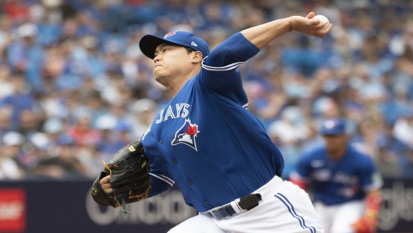 류현진, 5이닝 2실점 비자책 호투‥444일 만에 승리