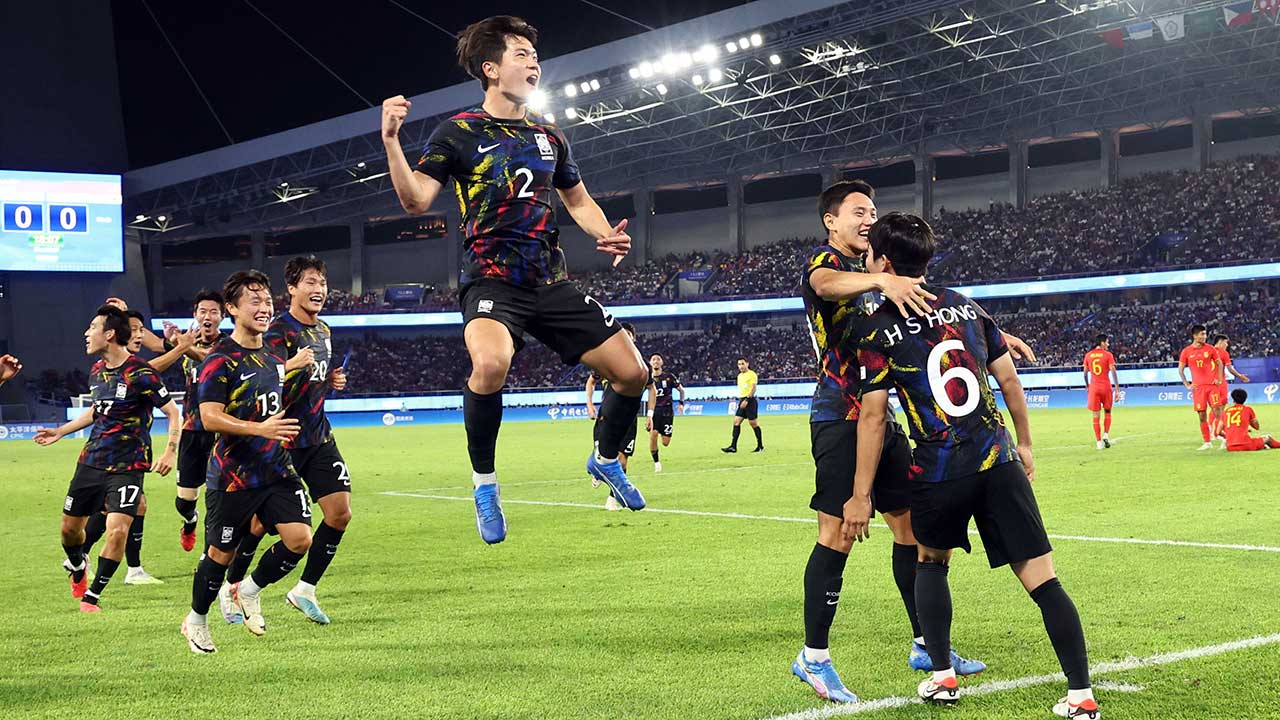 [아시안게임] 남자축구, 8강서 개최국 중국에 2-0 승리‥우즈벡과 4강전