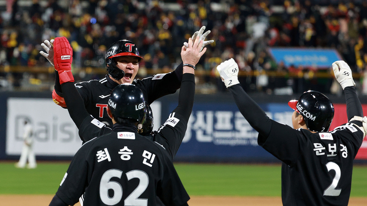 '9회 오지환 역전 3점포' LG, 한국시리즈 2승 선점 
