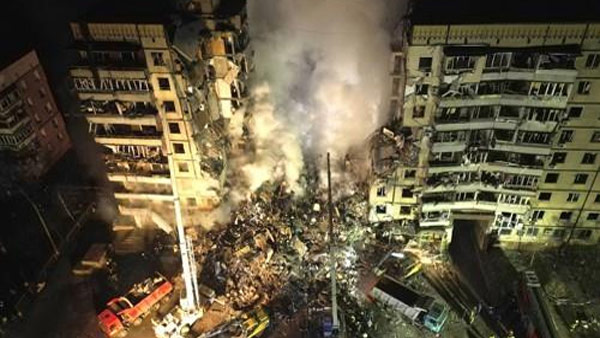 러, 우크라 대규모 공습‥미사일 아파트 강타해 최소 9명 사망