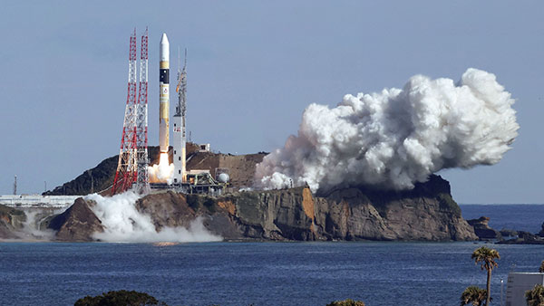 일본, 북한 군사시설 감시 정찰위성 탑재 로켓 발사 성공