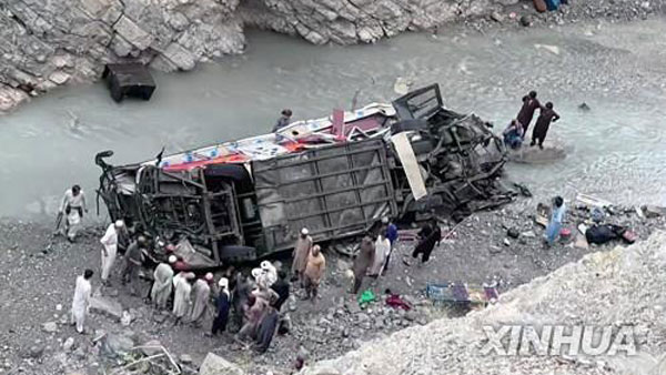 파키스탄 남서부서 버스 추락‥최소 40명 사망