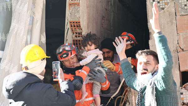 지진 사망자 1만 7천 명 넘겨‥"최대 20만 명, 여전히 잔해에 갇혀"