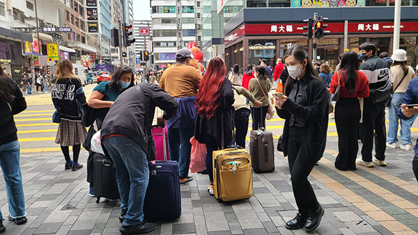 중국 국경 열리자 홍콩에 다시 '보따리상' 기승