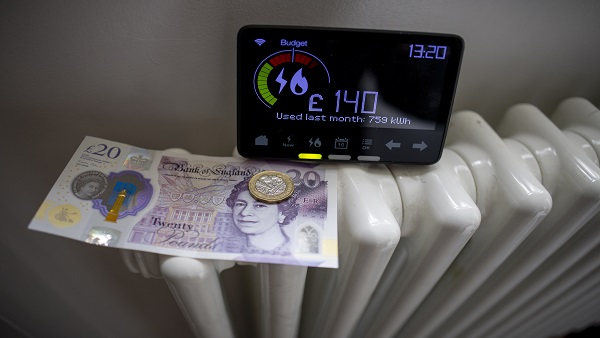 영국 이달 세금·공과금 대대적 인상‥생활임금은 10% 올라