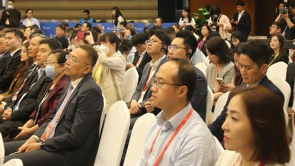 中 마스크 착용 기준 대폭 완화 "야외에선 안 써도 돼"