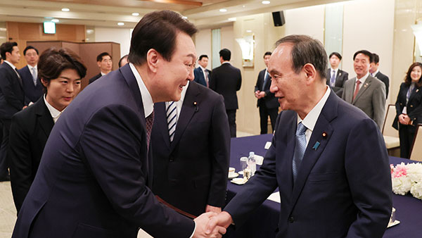 스가 전 日총리 "지난 3월 尹대통령에 오염수 시찰단 제안했다"