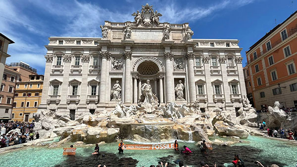 이탈리아 환경단체, 로마 명물 트레비 분수에도 '먹물 테러'