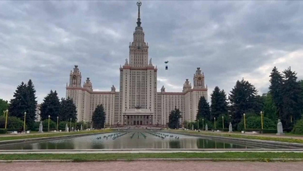 러시아 모스크바 상공에 반정부 단체 깃발 포착