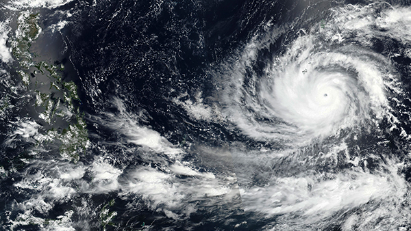 괌에 수십년래 최강 태풍 접근‥주민 대피·바이든 '비상 선언'