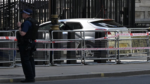 영국 총리실 출입구 들이받은 자동차‥"테러 혐의는 없어"