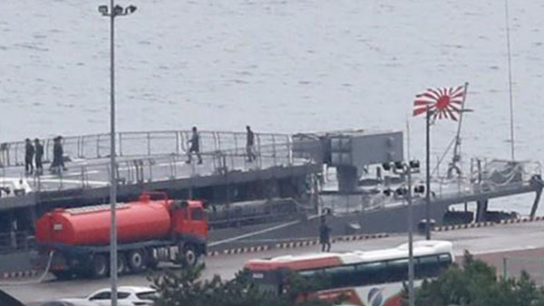 일본 해상자위대 수장 "욱일기 게양, 한국 해군과 관계개선에 큰 걸음"