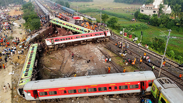 인도 소방당국 "열차 사고 사망자 288명으로 늘어"