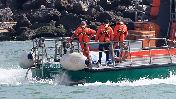 영불해협 건너던 이주민 보트 전복‥6명 사망·약 50명 구조