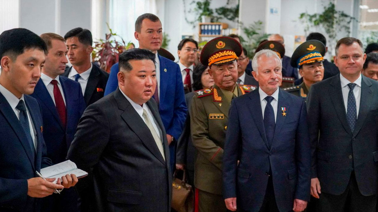 김정은, 러시아 전투기·여객기 공장 시찰‥시험비행 참관도