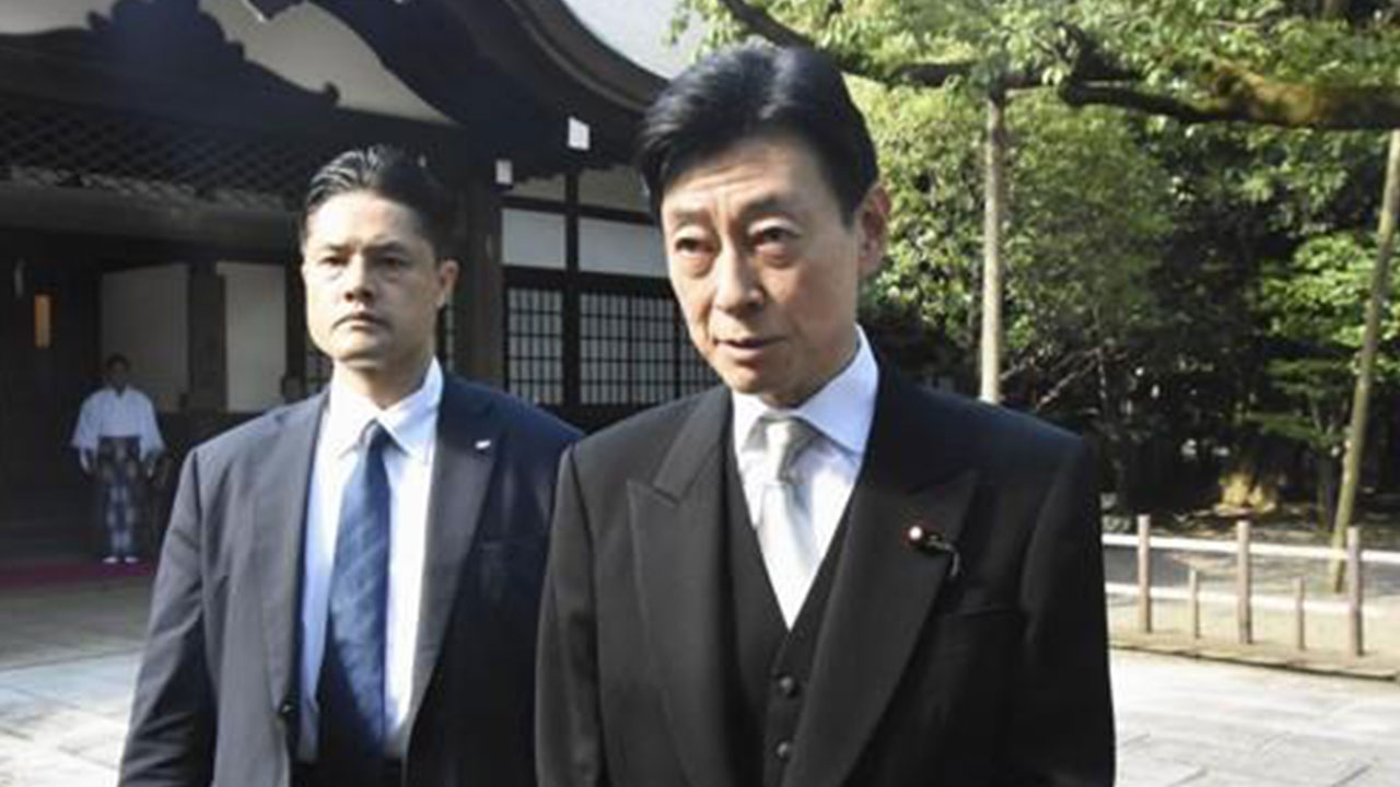 일본 경제산업상, A급 전범 합사 야스쿠니신사 참배