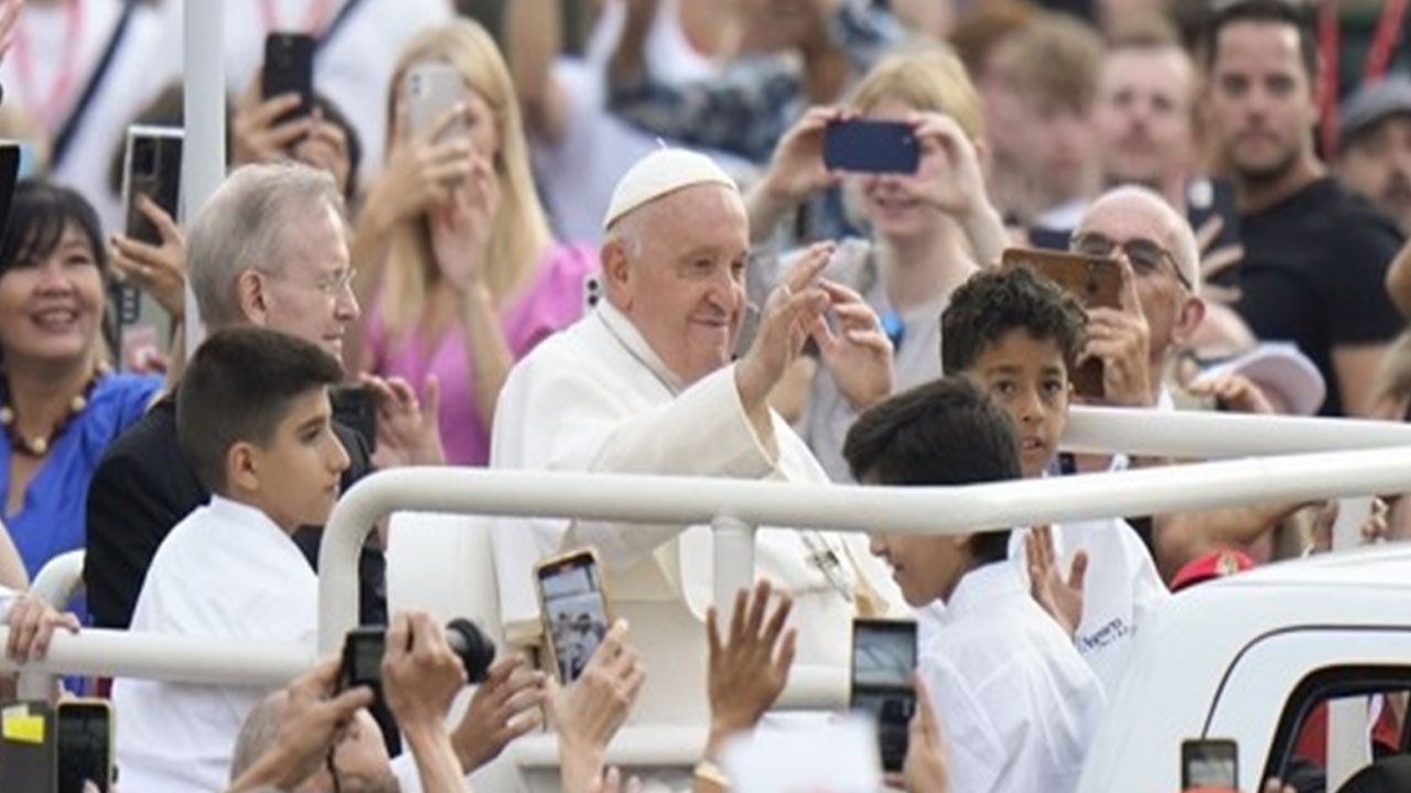교황청 "트랜스젠더 신자도 세례받을 수 있다"