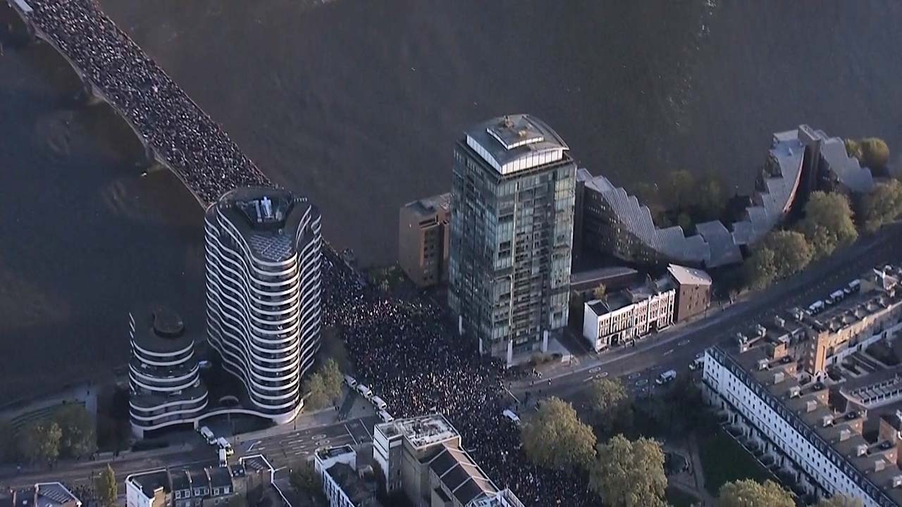 런던 30만 팔 지지 시위, 최대 규모‥"극우 등 100여명 체포"