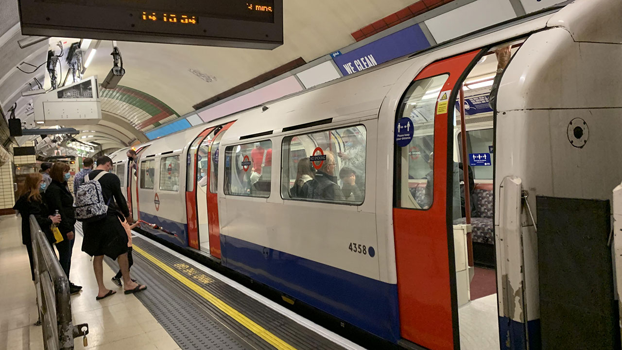 런던 지하철 전력끊겨 승객 4시간 갇혀‥철로 걸어 탈출