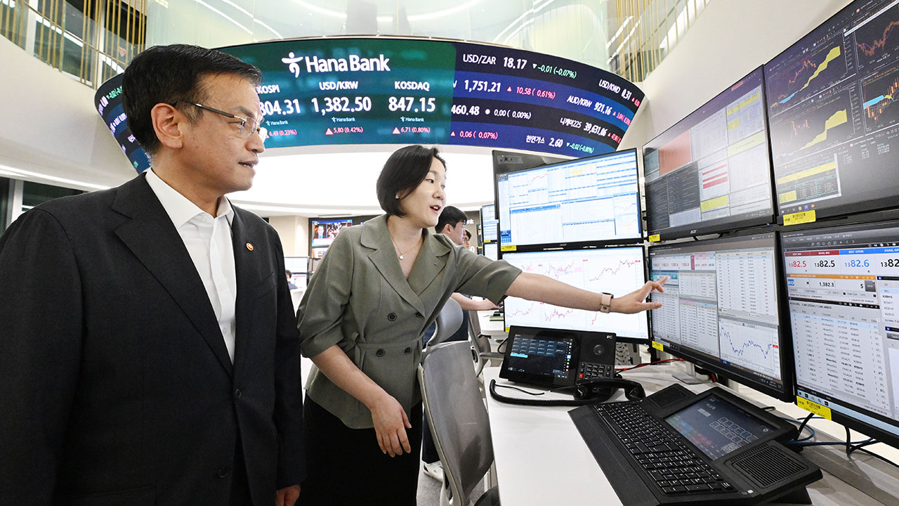 심야 외환거래 첫날, 하루 거래량 20% 몰렸다‥경제부총리 현장 점검