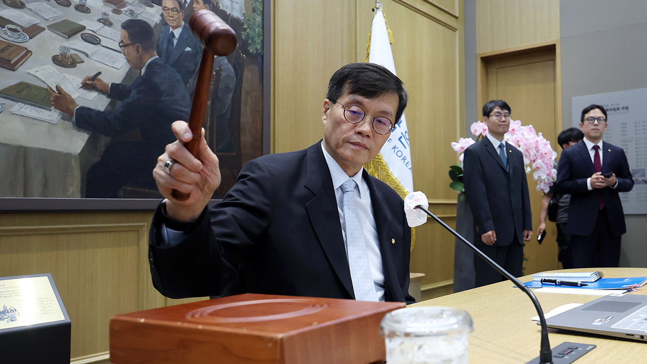 한국은행, 1년 반째 기준금리 동결‥역대 가장 긴 긴축 이어가