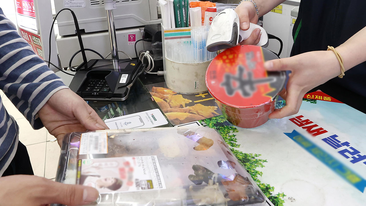 편의점, 유통업 1위 되나? 백화점 턱밑까지 추격