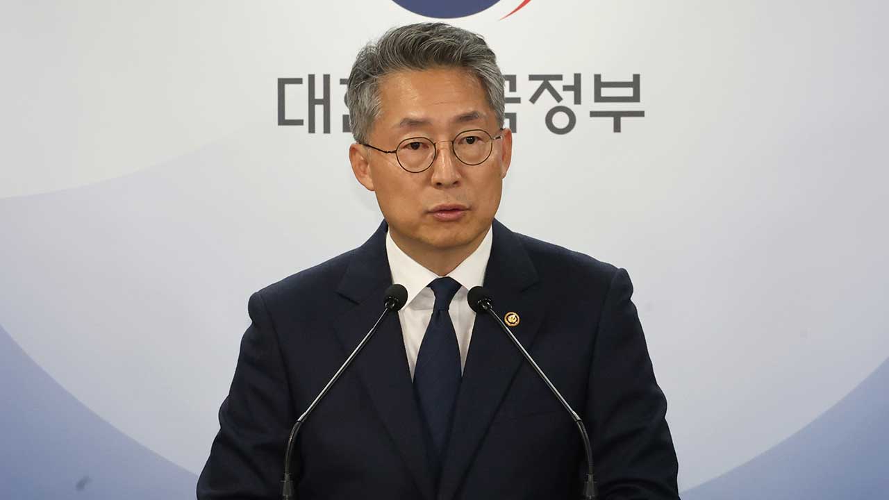 노동차관 "소규모 사업장 근로기준법 단계 적용‥정년연장 논의"