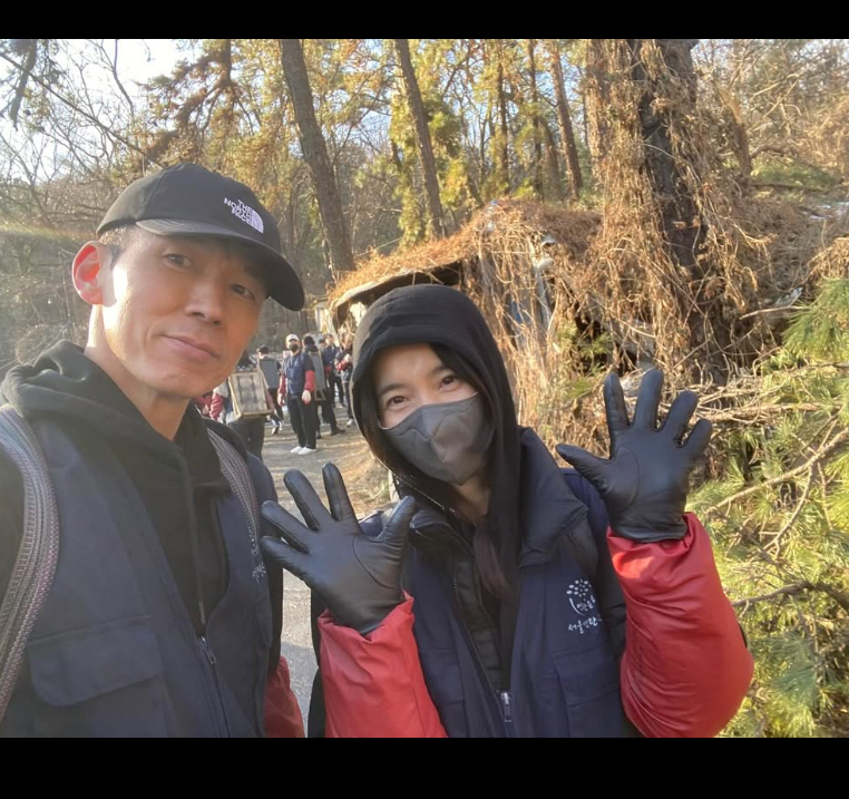 션 아내 정혜영과 연말 연탄 봉사 "차고 넘치는 행복 드려" 소셜in