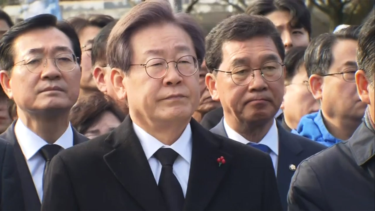 이재명, 김대중·노무현 묘역 참배‥"단합해 선거 잘 준비하겠다"