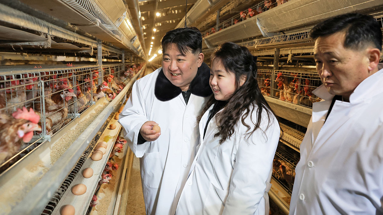 김정은, 딸 주애와 닭 공장 방문‥"더 많은 알 인민에게"
