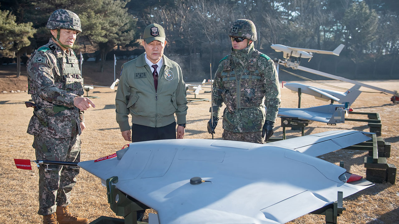 드론작전사령부 찾은 신원식 장관 "드론 공격작전 수행능력 높여야"