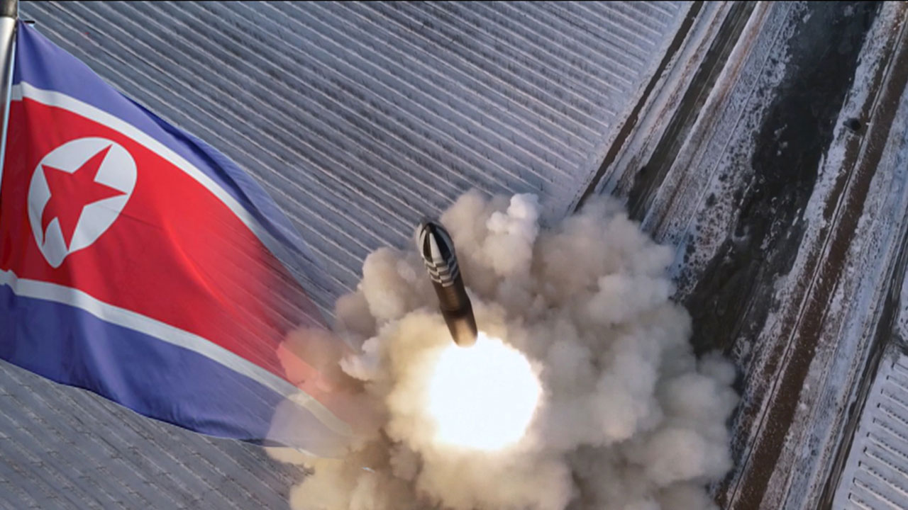 북, '신형 고체연료 추진 극초음속 IRBM' 시험발사 성공