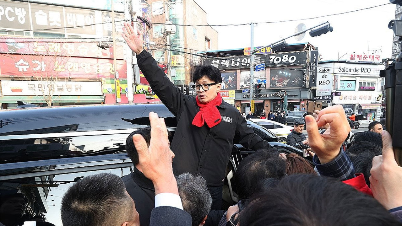 전통시장 찾은 한동훈, 총선용 공약 지적에 "이재명 자기 얘기하는 듯" 