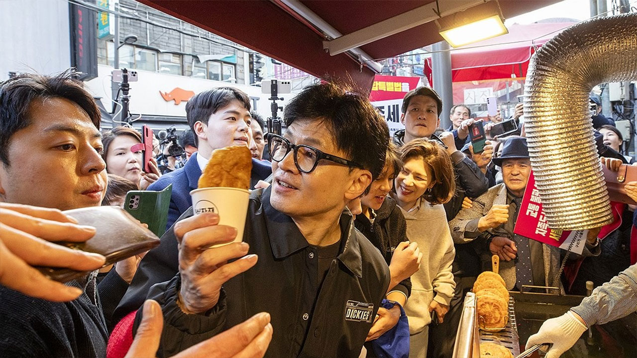 전통시장 찾은 한동훈, 총선용 공약 지적에 "이재명 자기 얘기하는 듯" 