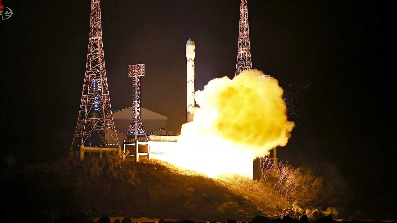 "북한 정찰위성 '살아있다'‥최근 궤도 내 움직임 탐지"