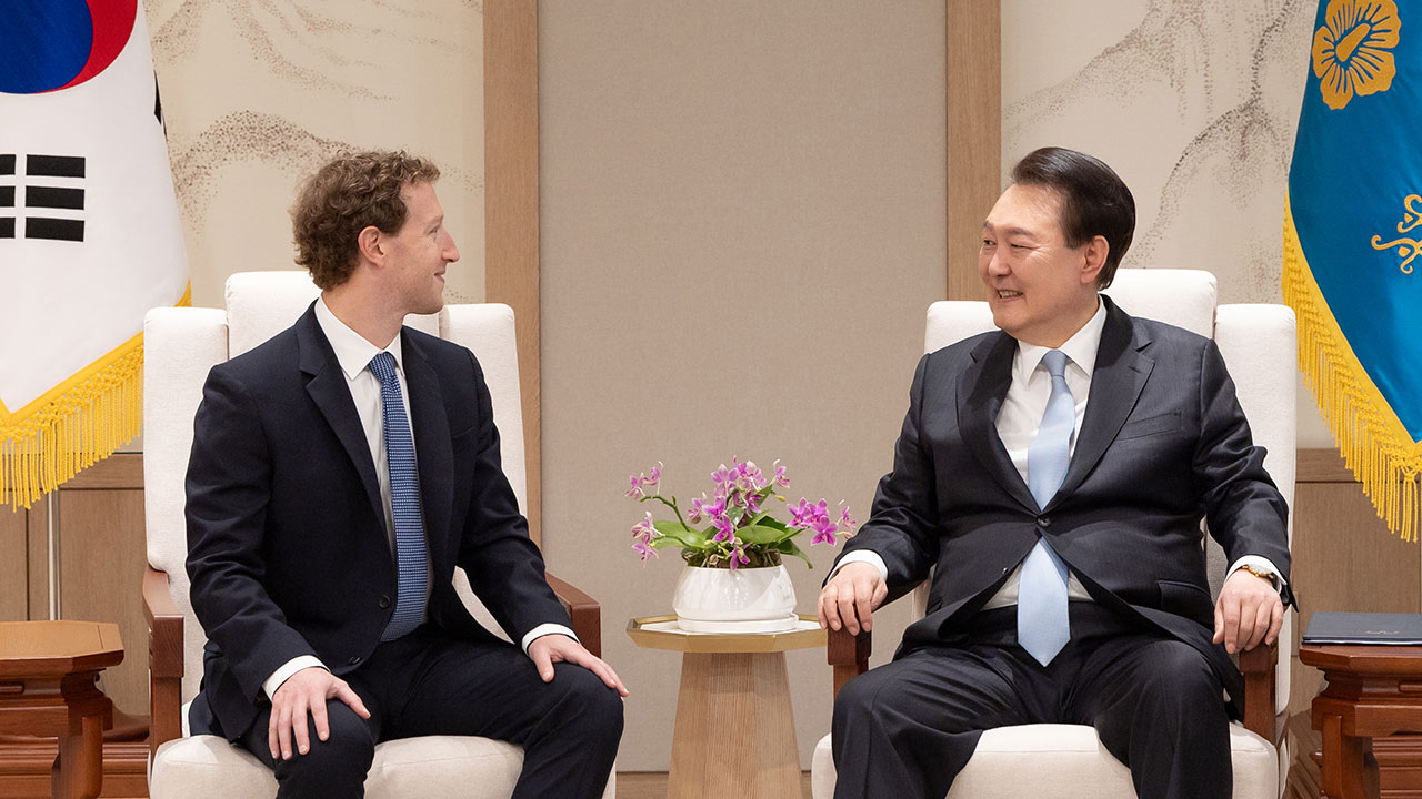 저커버그 만난 윤 대통령 "AI 악용한 가짜 뉴스, 민주주의 위협하는 심각한 문제"