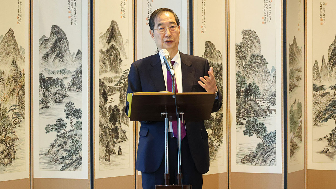 이승만 띄우려고 민주화운동 기념사 '독재' 누락? 한 총리 "언급할 가치 없어"