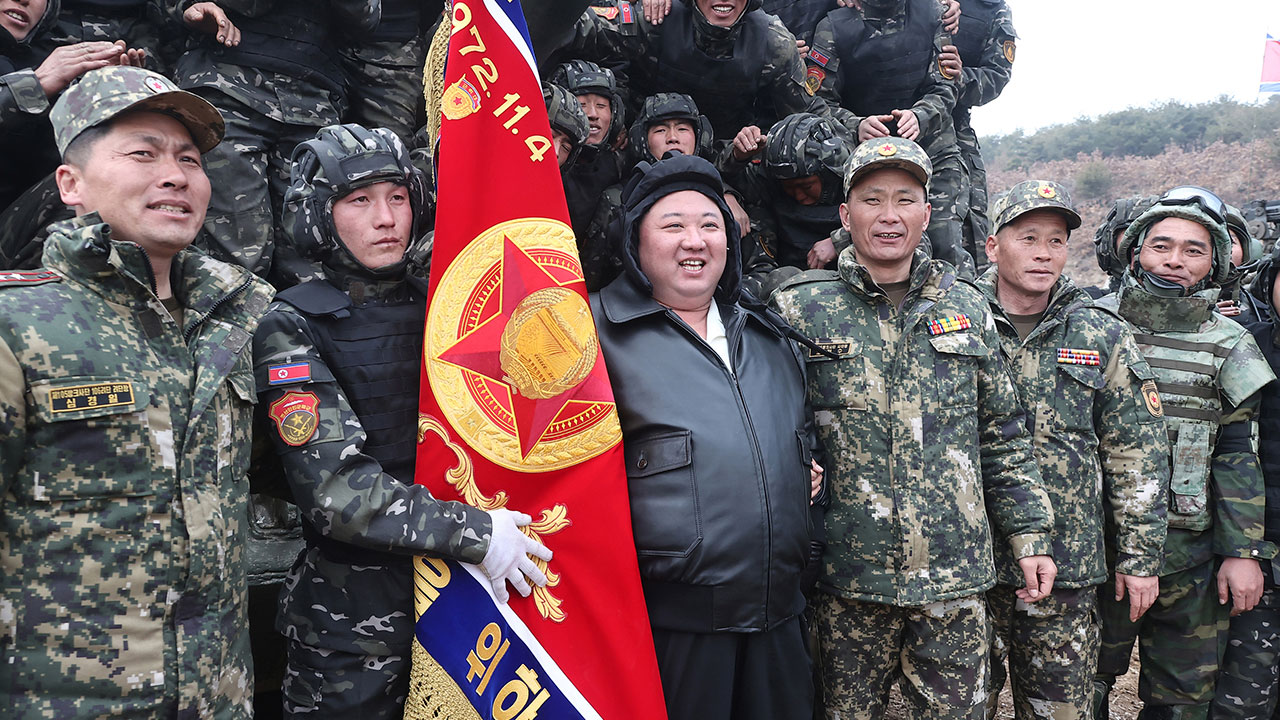 김정은, 공수부대 훈련시찰‥"첫째도 둘째도 셋째도 전쟁준비"