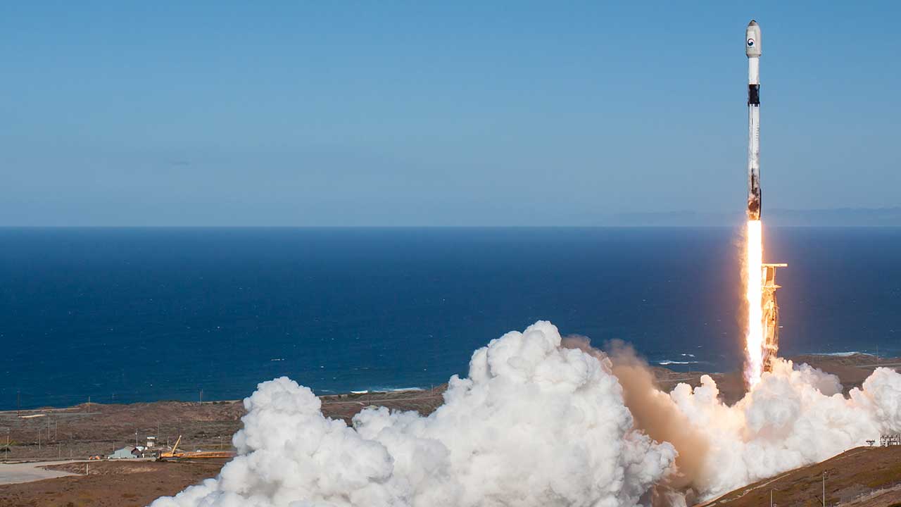 군 정찰위성 2호기 발사, 궤도 진입 후 지상교신 성공