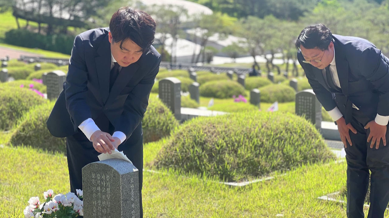 이준석, 5·18묘지에 영남국화 1천송이 헌화‥995기 묘역 참배